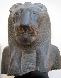 Sekhmet do templo de Mut, em Luxor. Granito 1403-1365 AEC (Antes da Era Corrente)